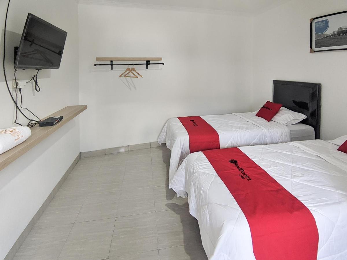 Hôtel Reddoorz Syariah Near Jalan Caman Raya Bekasi Extérieur photo