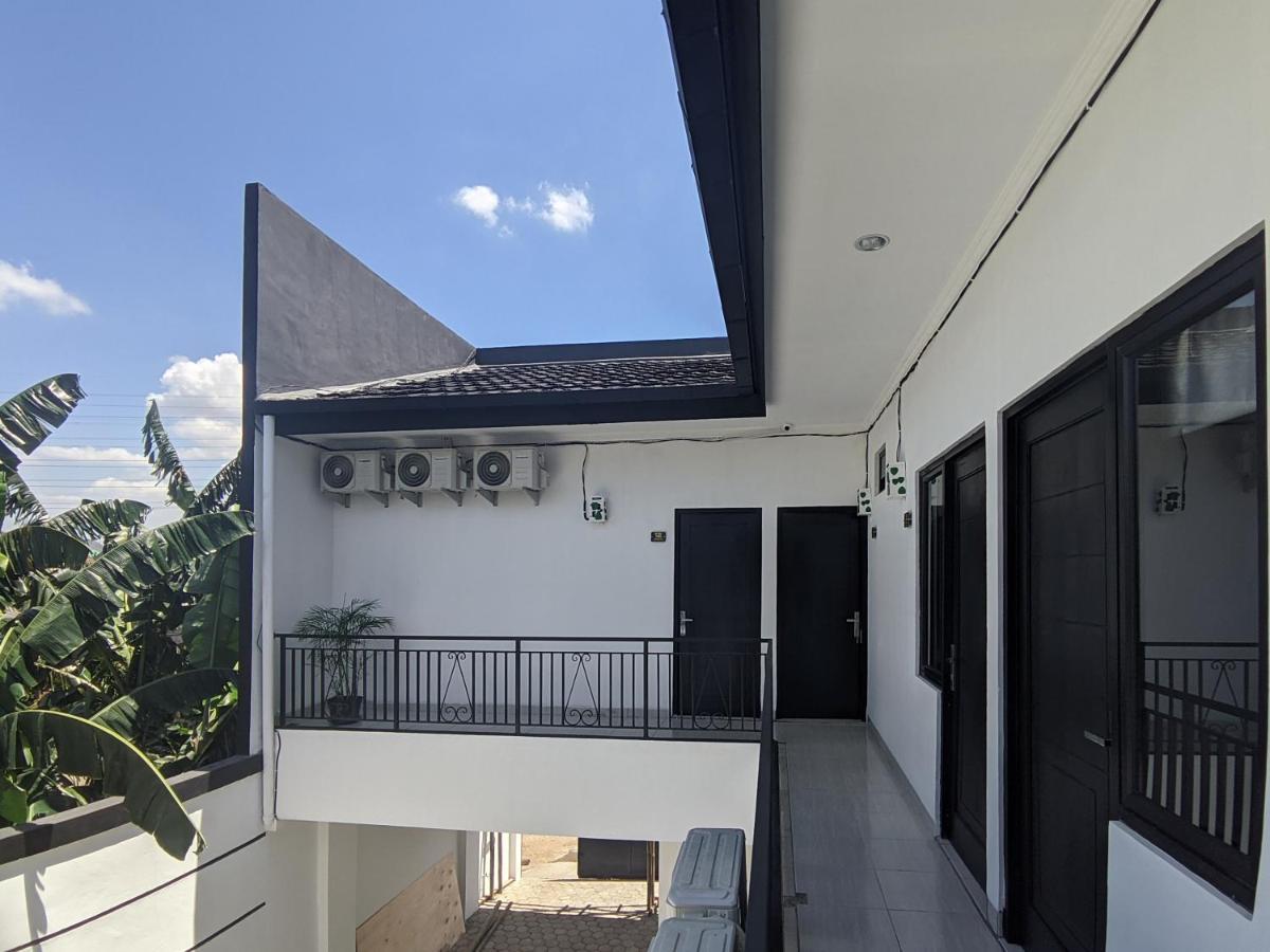Hôtel Reddoorz Syariah Near Jalan Caman Raya Bekasi Extérieur photo